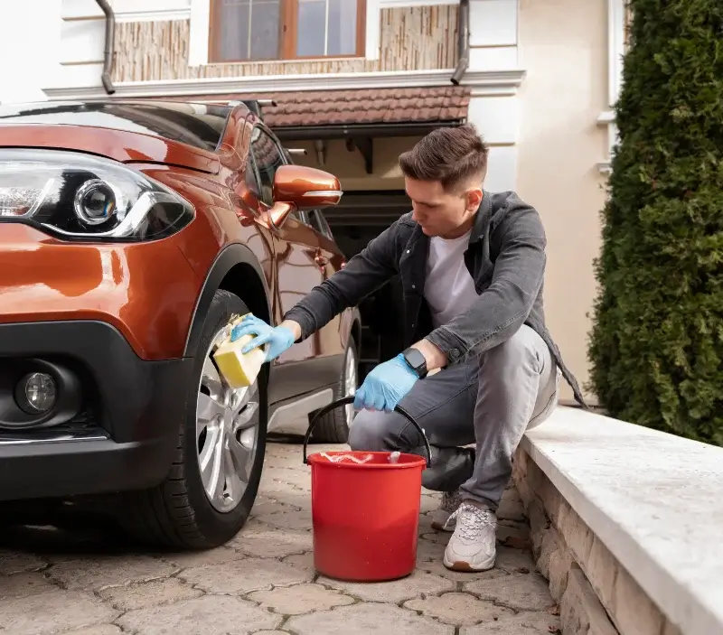 Lavage auto à domicile Le Val-Doré : professionnel intervenant sur un véhicule